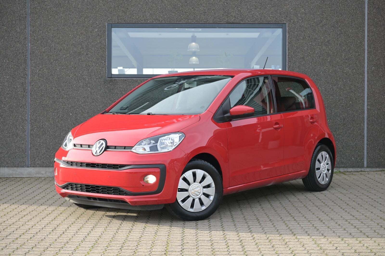 Rød VW UP! fra 2018 set udefra