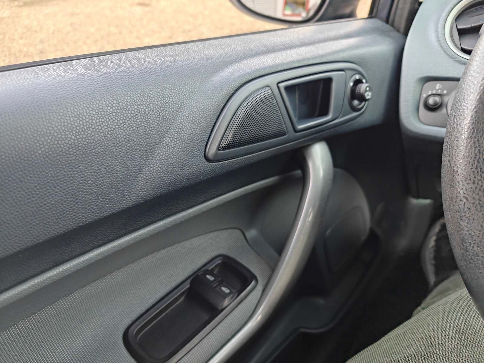 Gul Ford Fiesta fra 2010