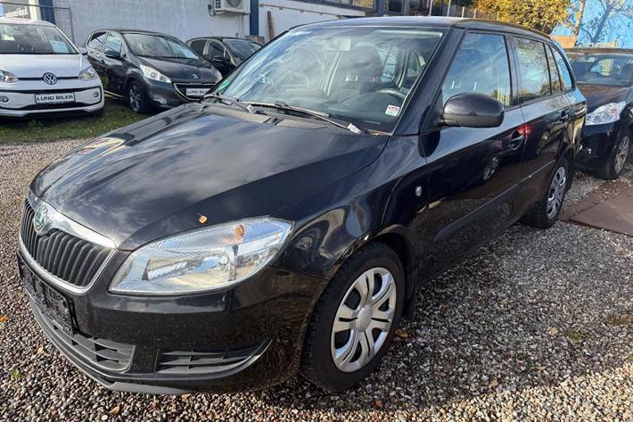 Sort Skoda Fabia fra 2010 set udefra