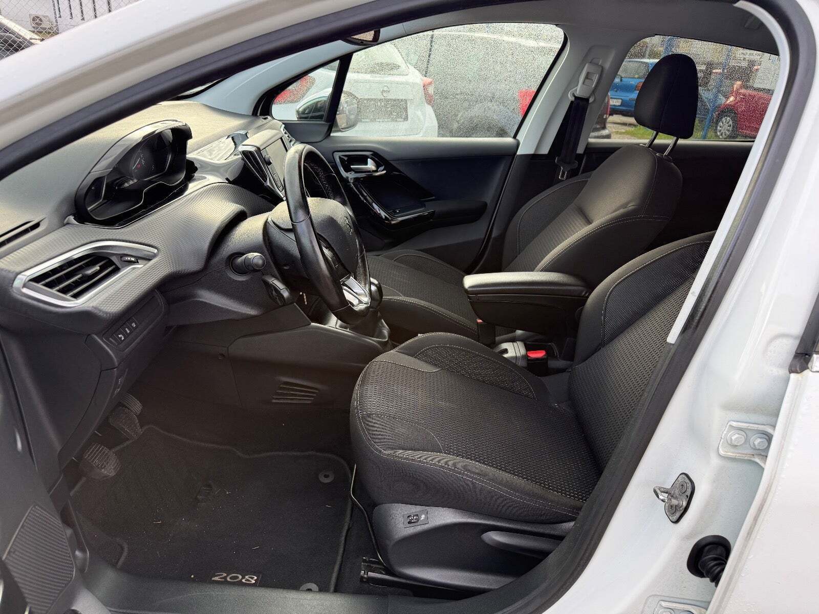 Hvid Peugeot 208 fra 2016