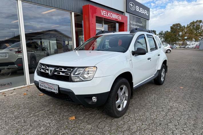 Hvid Dacia Duster fra 2016 set udefra