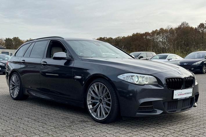 Grå BMW M550d fra 2012 set udefra