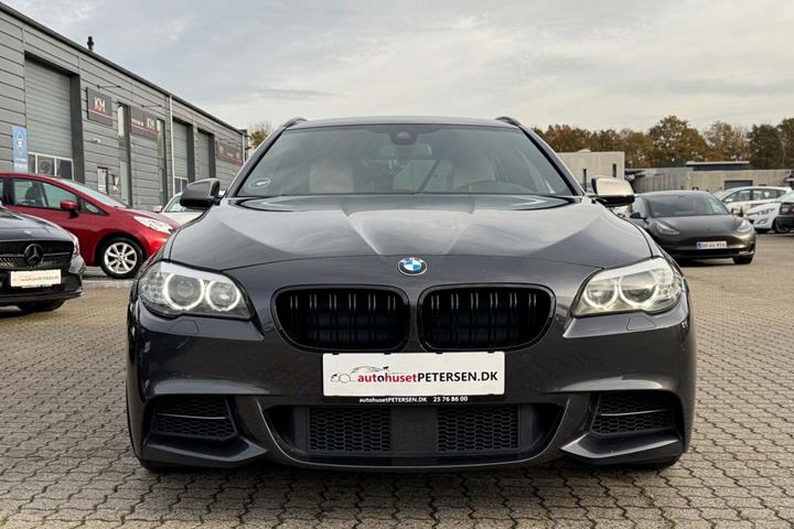 Grå BMW M550d fra 2012 set udefra