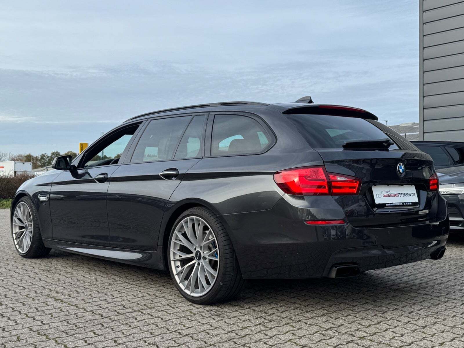 Grå BMW M550d fra 2012