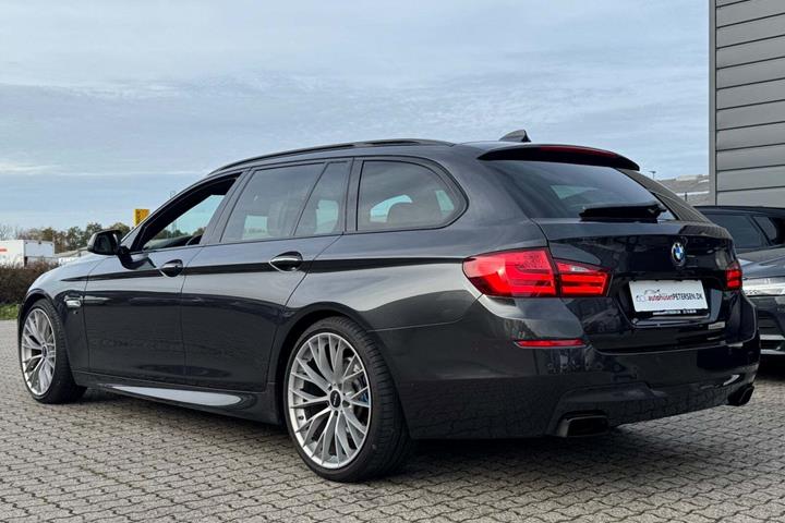 Grå BMW M550d fra 2012