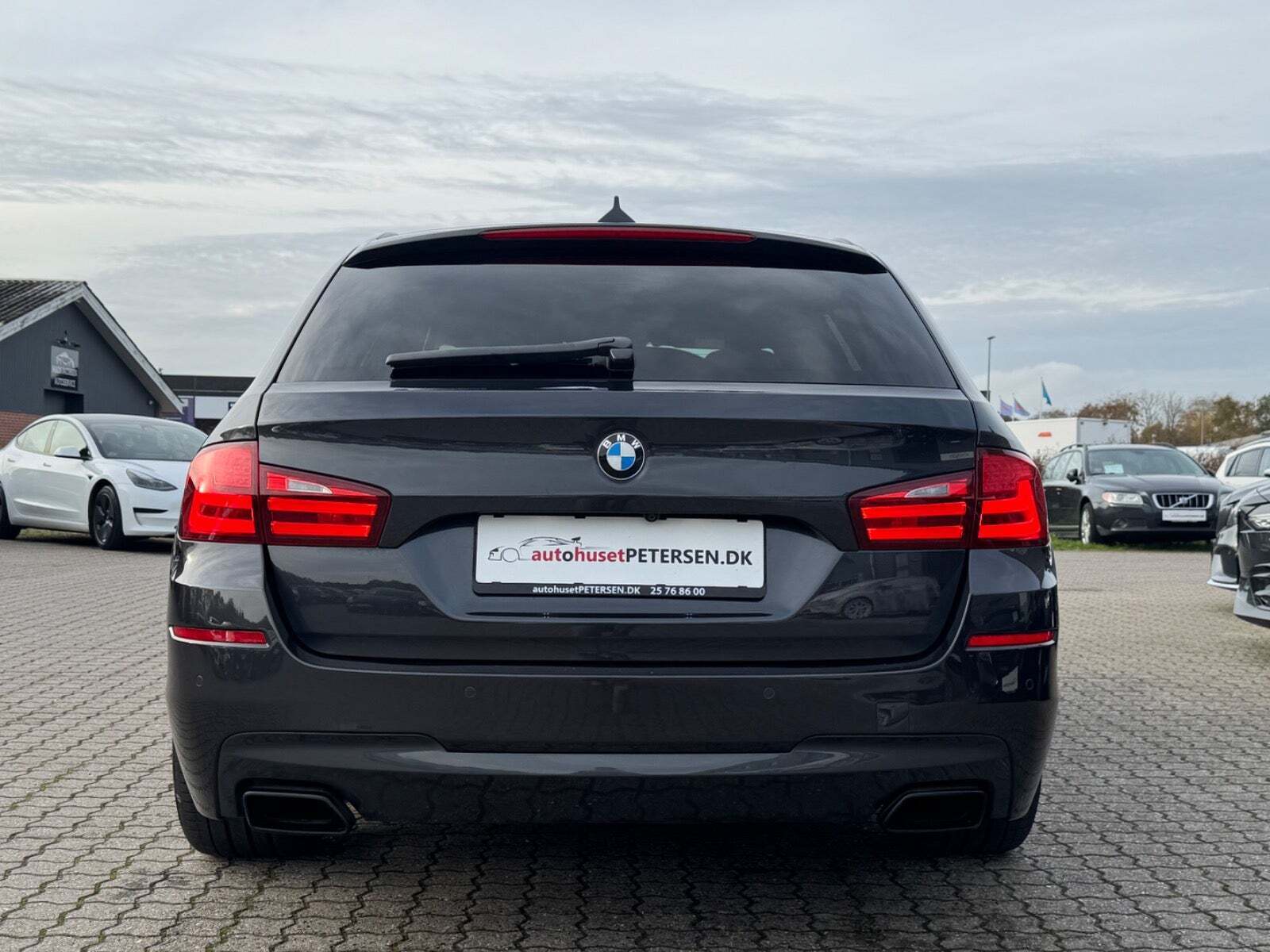 Grå BMW M550d fra 2012 set udefra