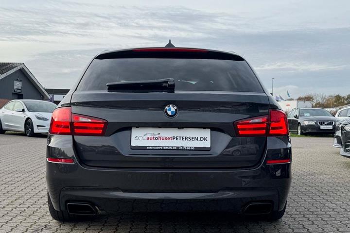 Grå BMW M550d fra 2012 set udefra