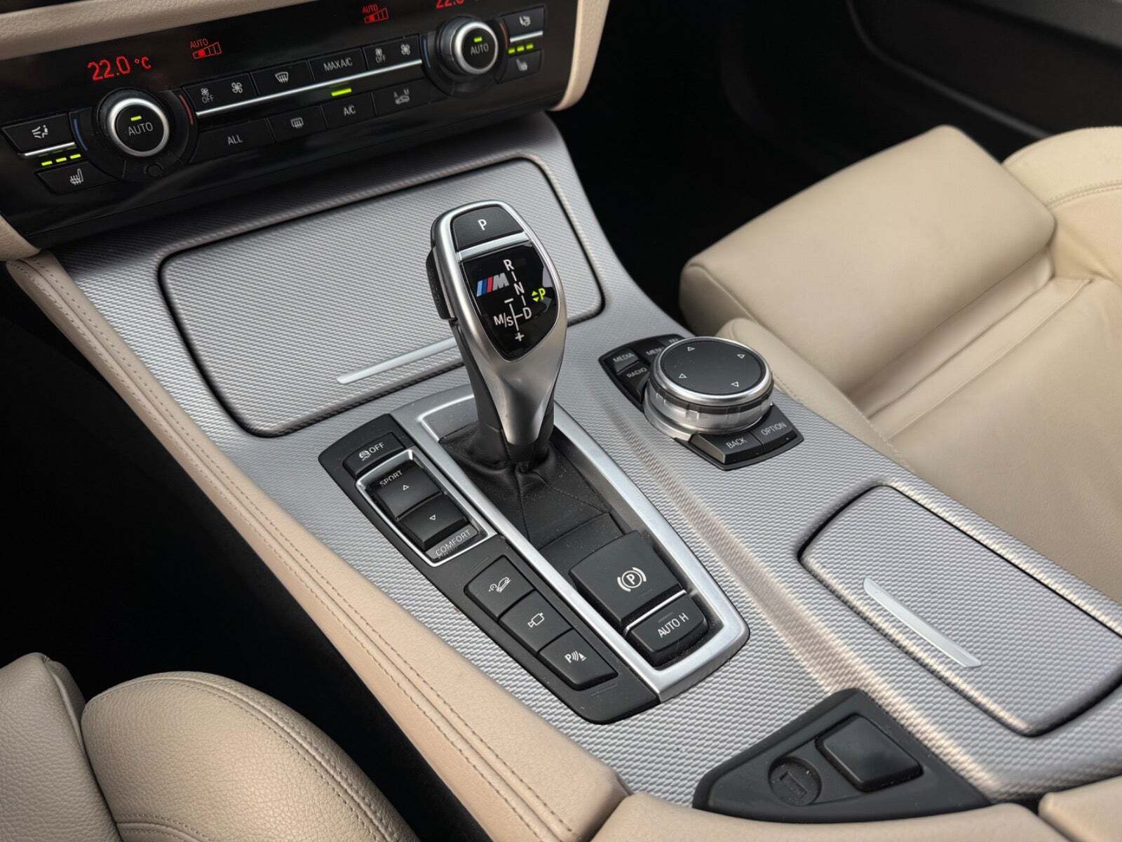 Grå BMW M550d fra 2012