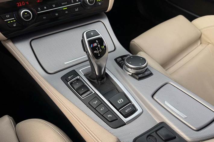 Grå BMW M550d fra 2012