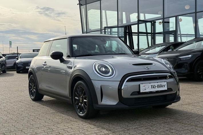 Sølv Mini Cooper SE fra 2023 set udefra