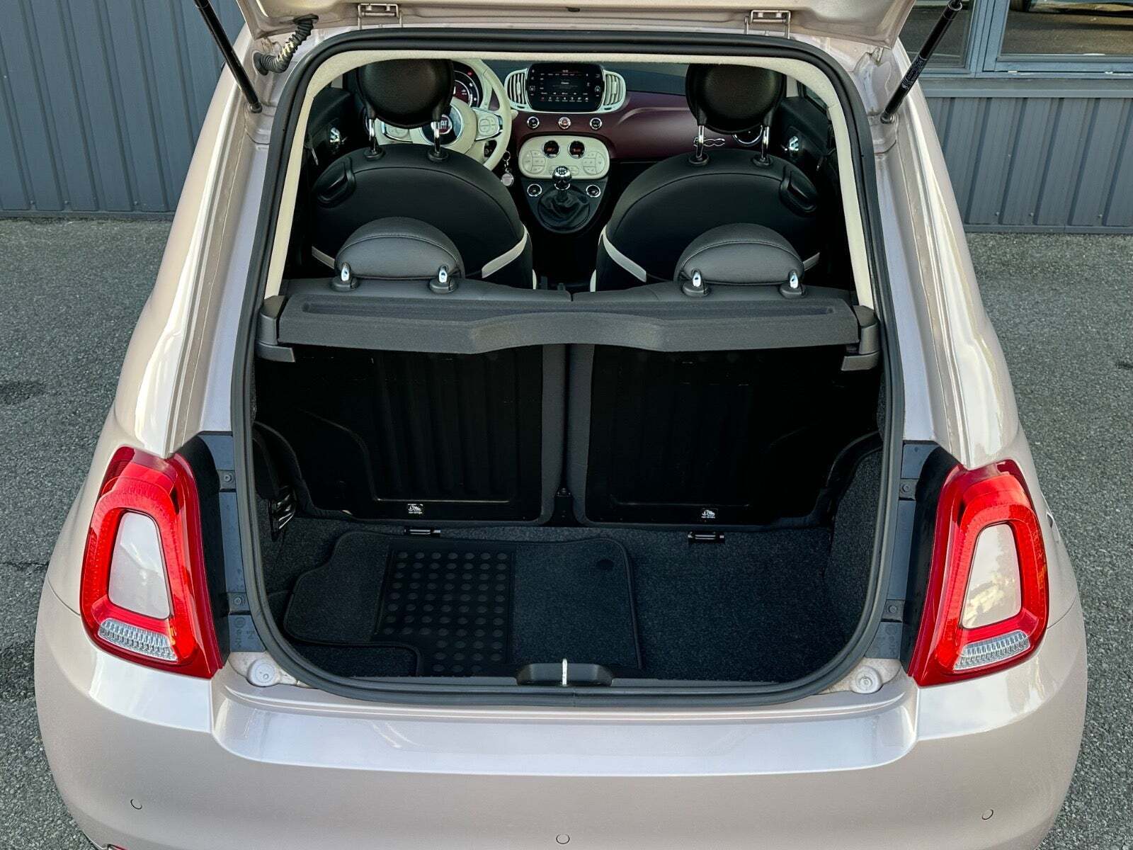 Grå Fiat 500 fra 2020