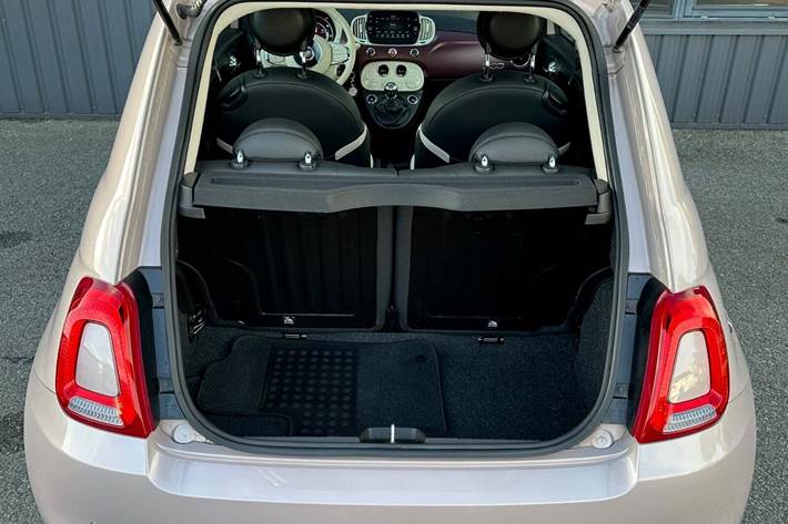 Grå Fiat 500 fra 2020