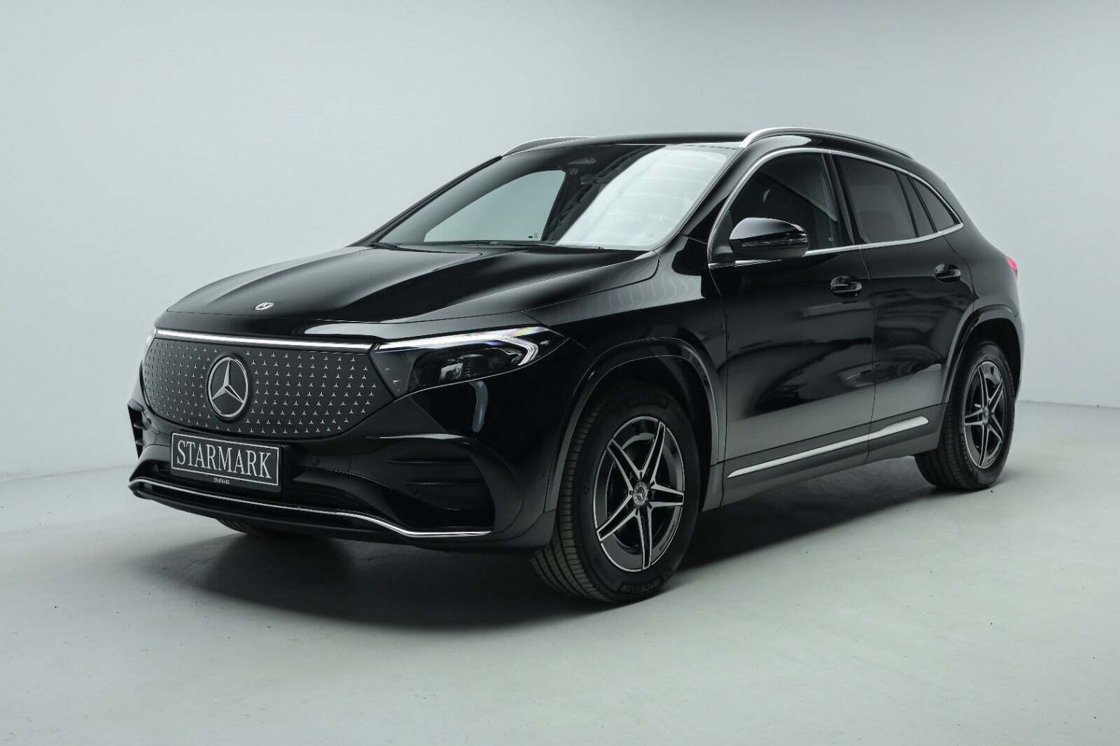 Sort Mercedes EQA350 fra 2025 set udefra