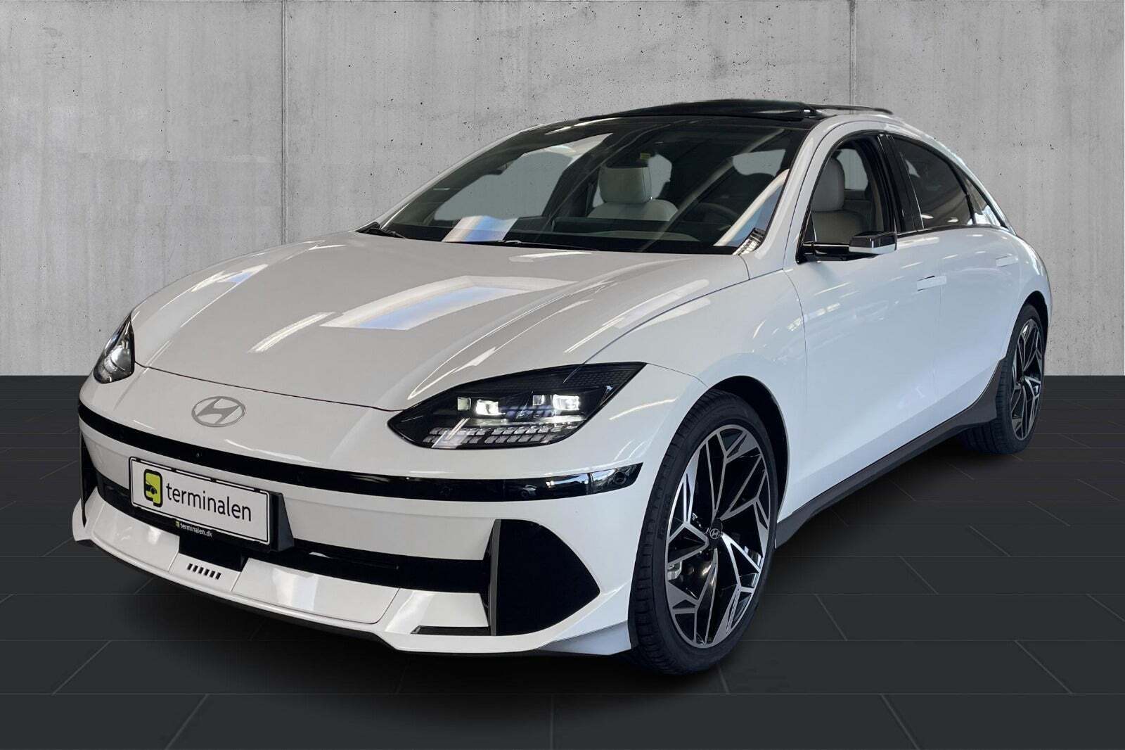 Hvid Hyundai Ioniq 6 fra 2024 set udefra