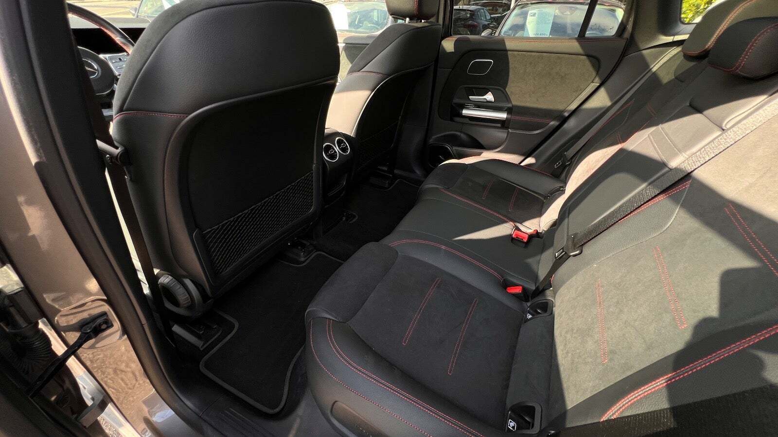 Grå Mercedes EQA350 fra 2023