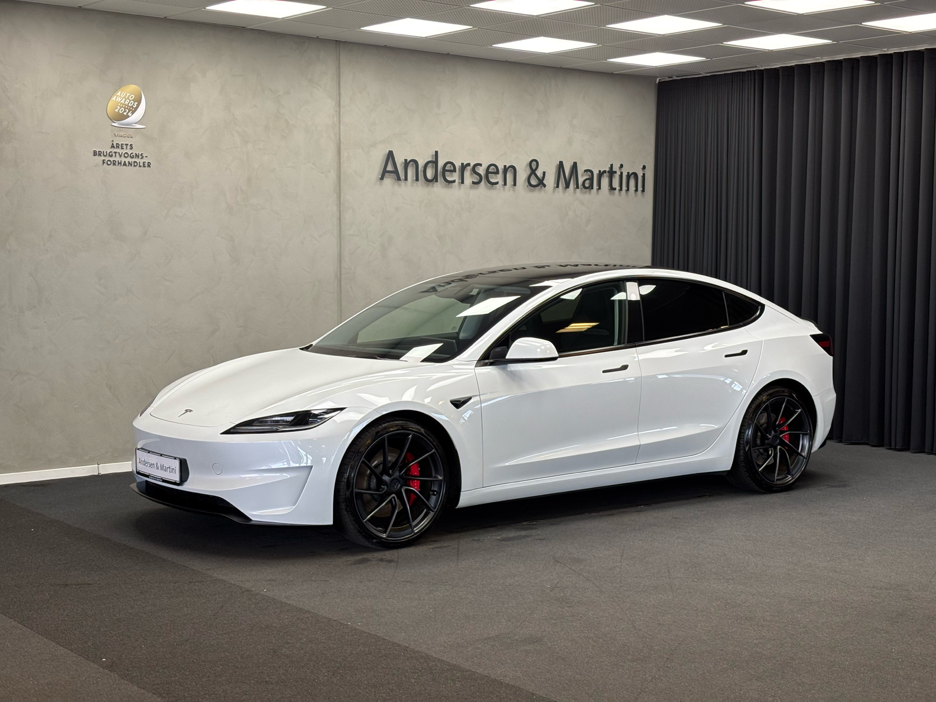 Hvid Tesla Model 3 fra 2024