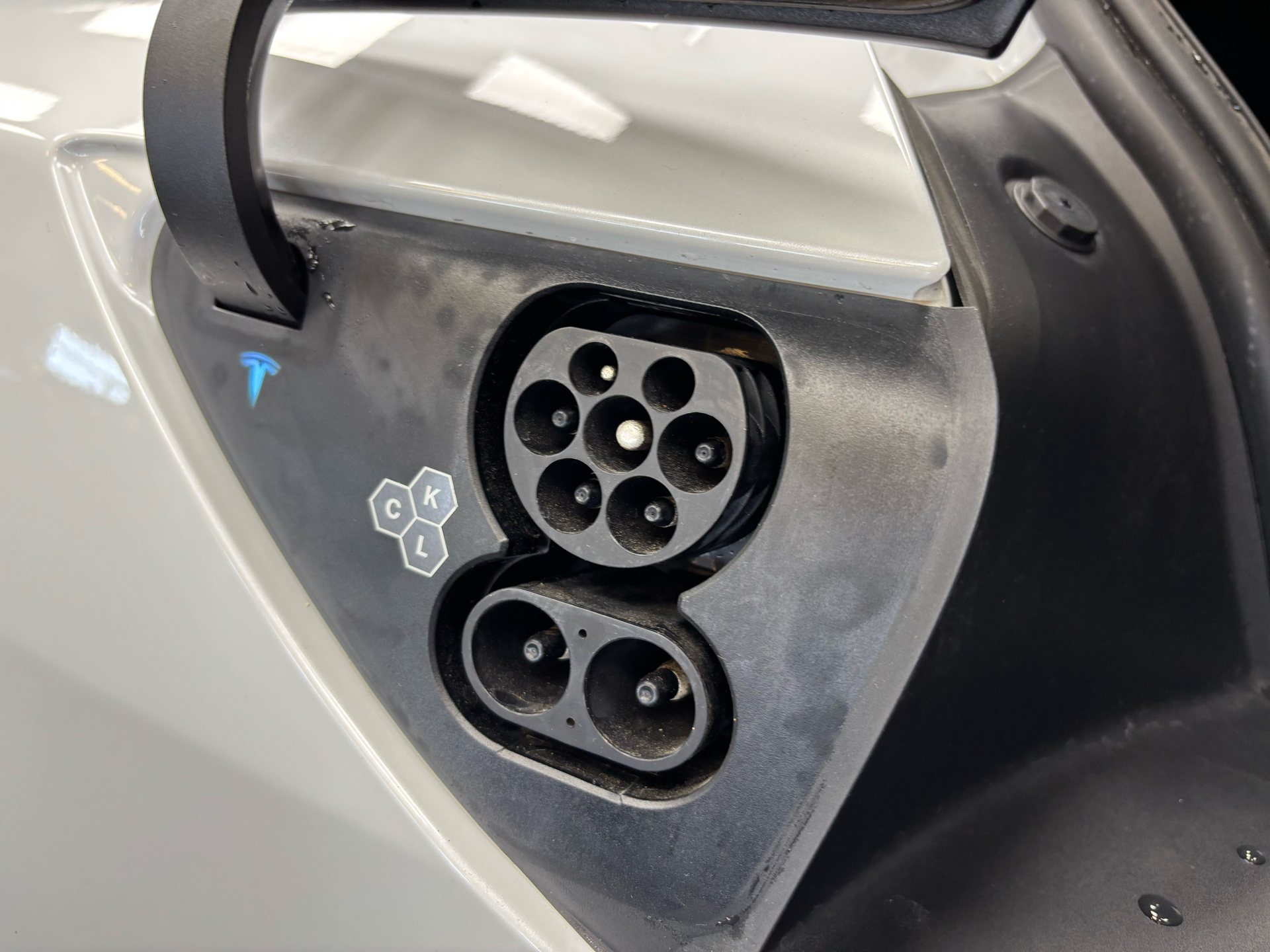 Hvid Tesla Model 3 fra 2024 set udefra