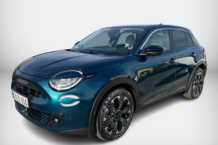 Blå Fiat 600e fra 2024 set udefra