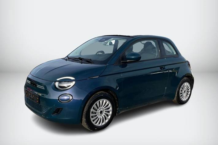 Grøn Fiat 500e fra 2023 set udefra