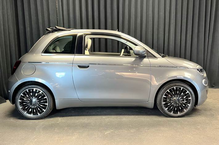 Grå Fiat 500e fra 2023