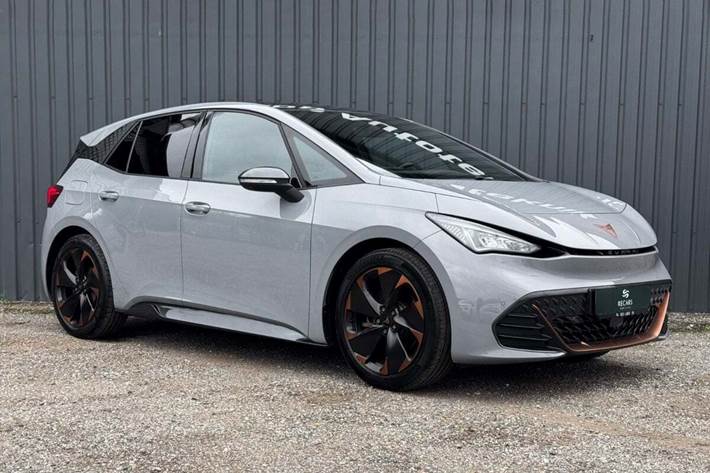 Grå Cupra Born fra 2023 set udefra