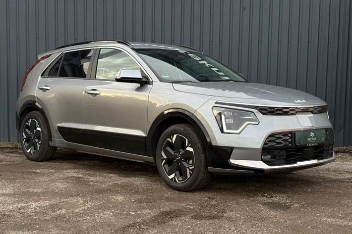 Sølv Kia Niro fra 2022 set udefra