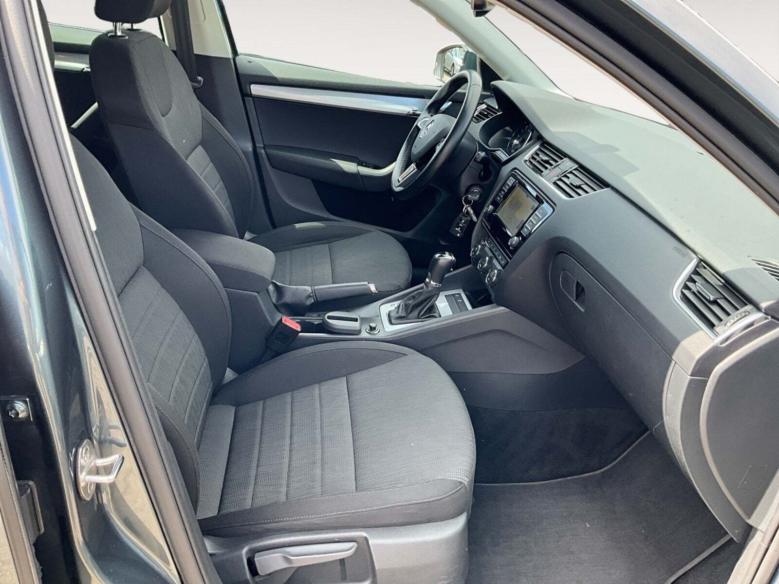 Grå Skoda Octavia fra 2016