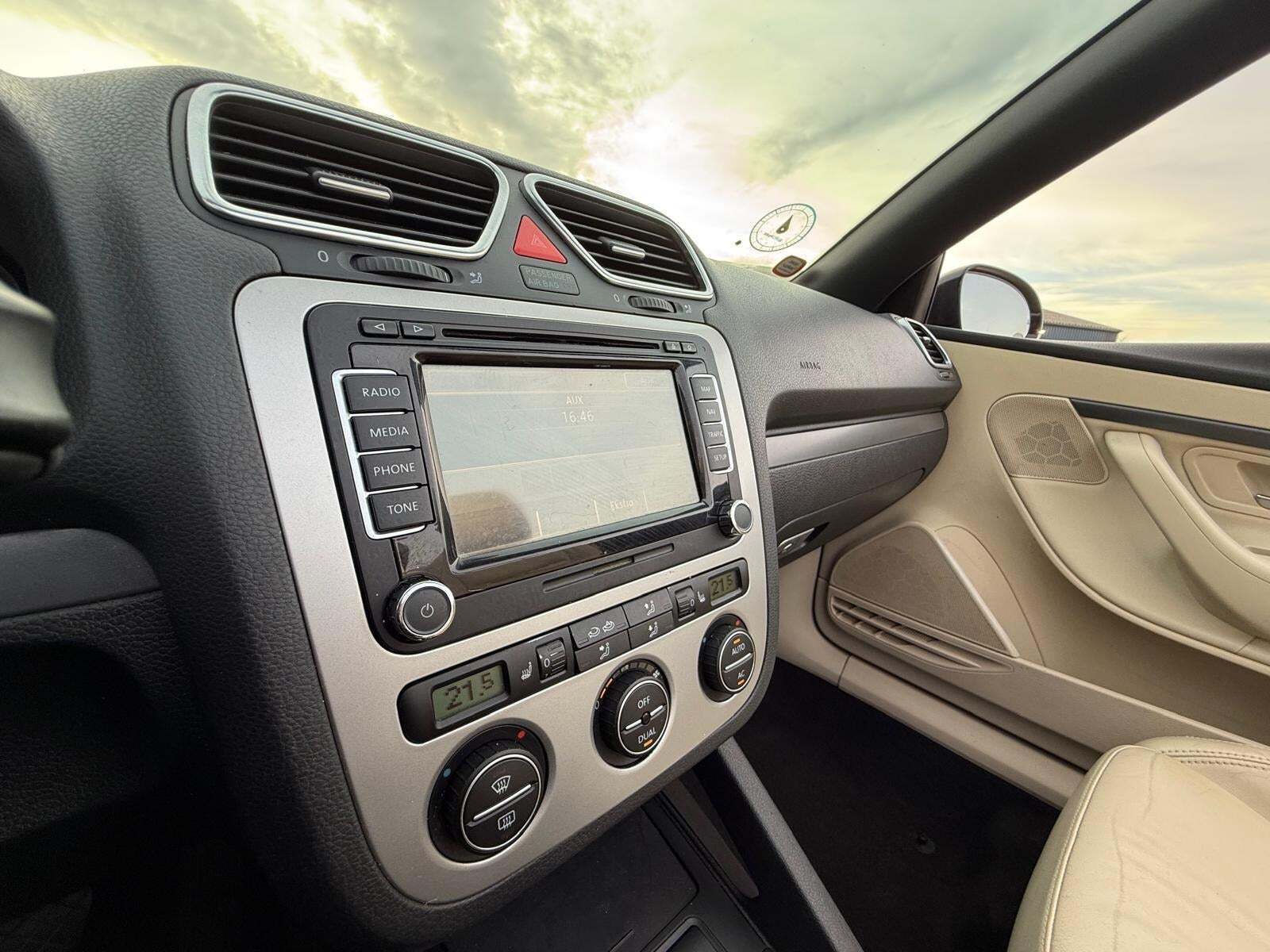 Sort VW Eos fra 2008 set indefra