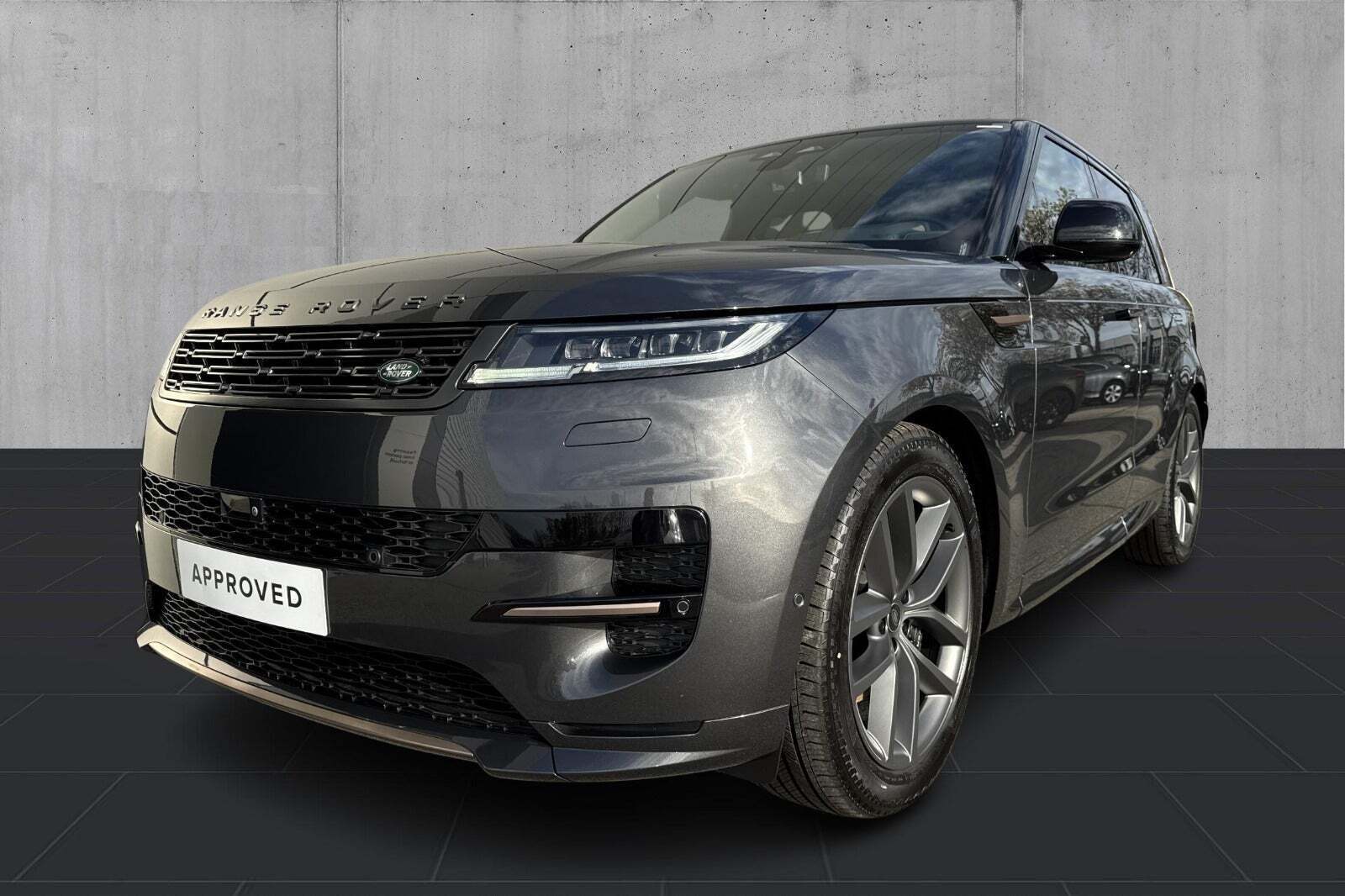 Grå Land Rover Range Rover sport fra 2025 set udefra