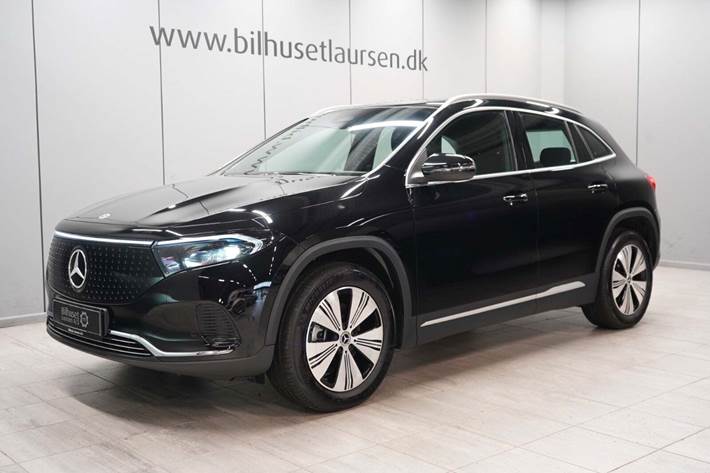 Sort Mercedes EQA250 fra 2024 set udefra