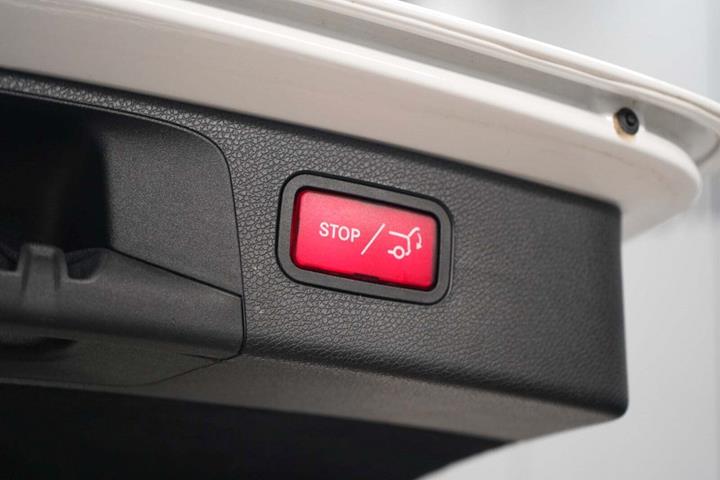 Hvid Mercedes E300 e fra 2021 set udefra