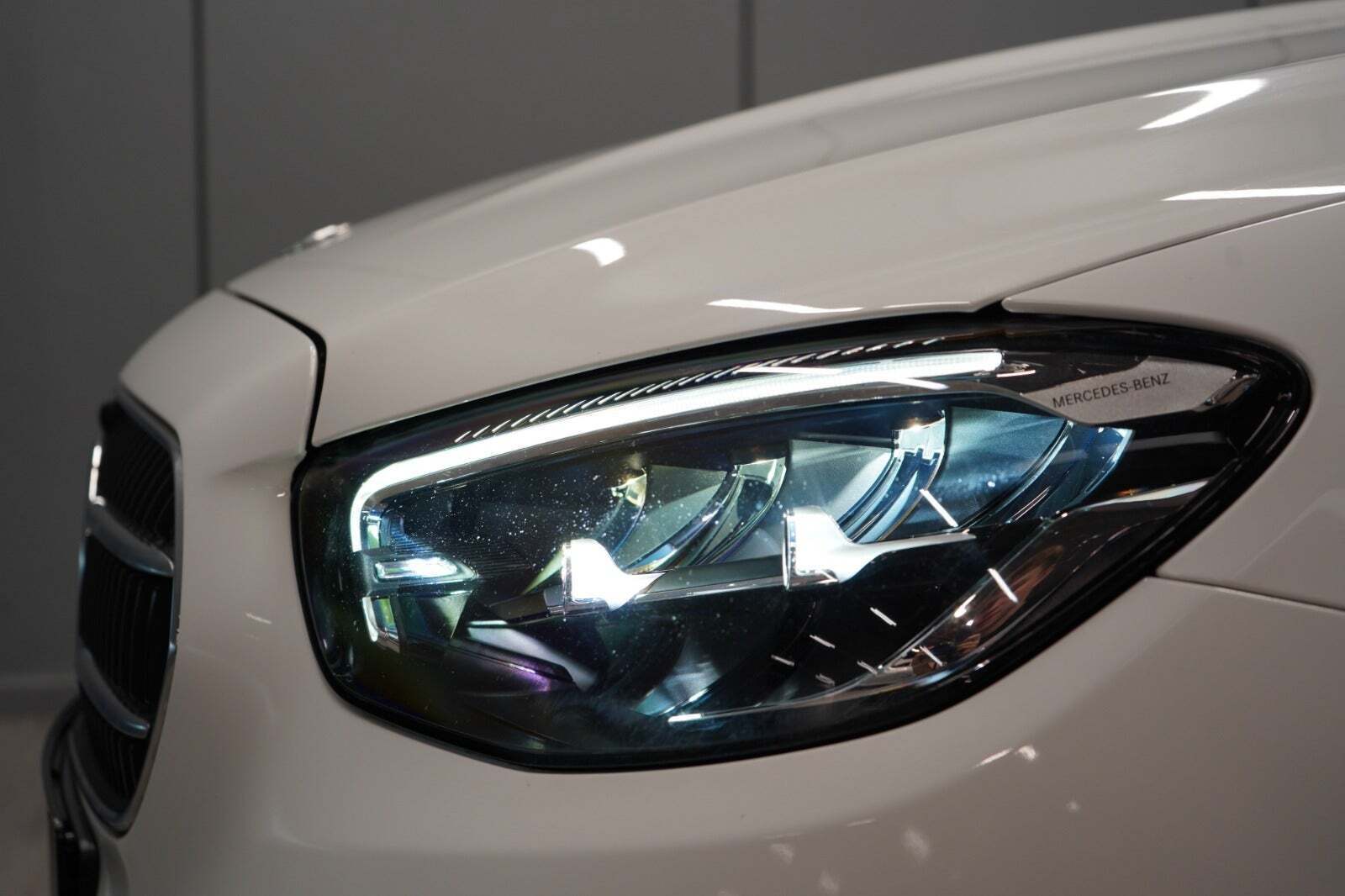Hvid Mercedes E300 e fra 2021
