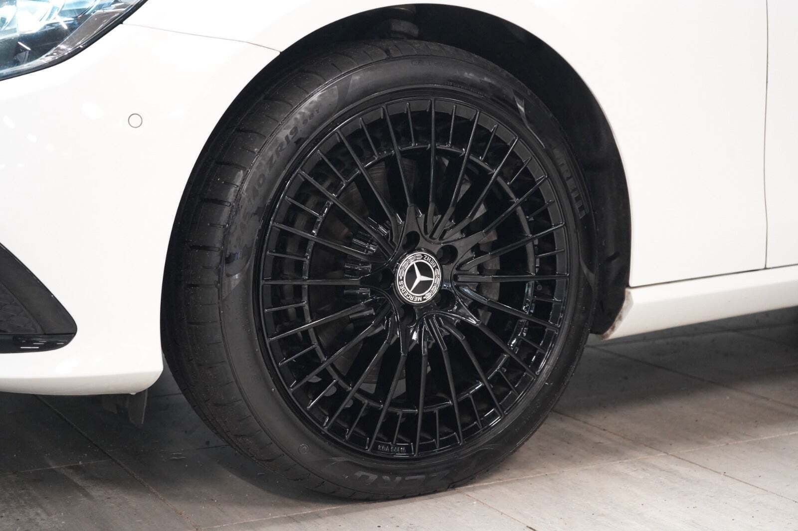 Hvid Mercedes E300 e fra 2021