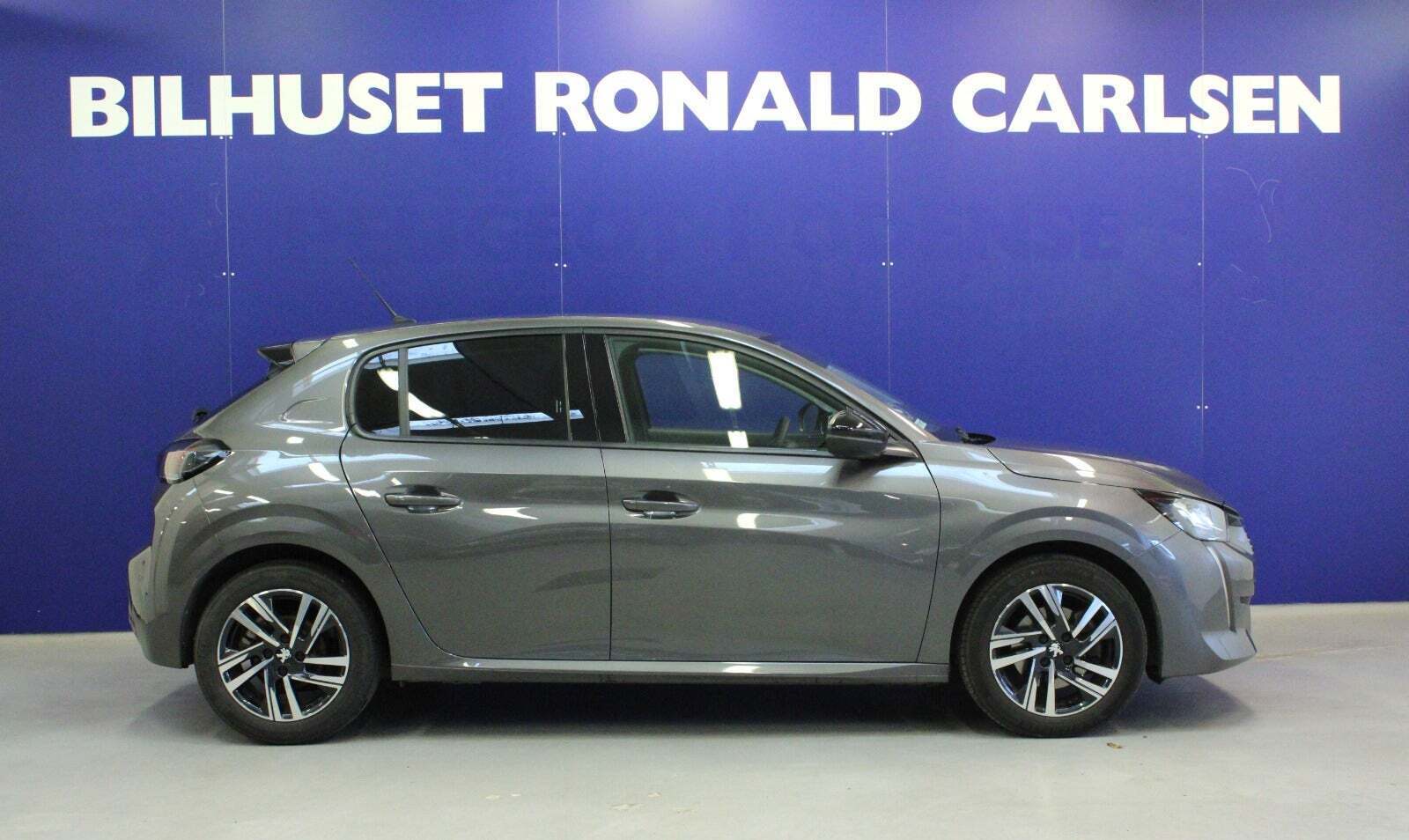 Grå Peugeot 208 fra 2024