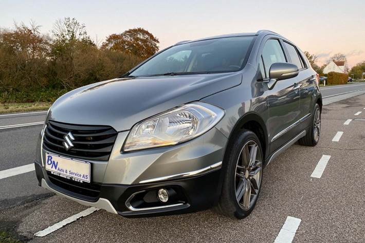 Grå Suzuki S-Cross fra 2014 set udefra