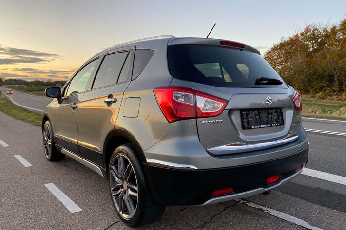 Grå Suzuki S-Cross fra 2014