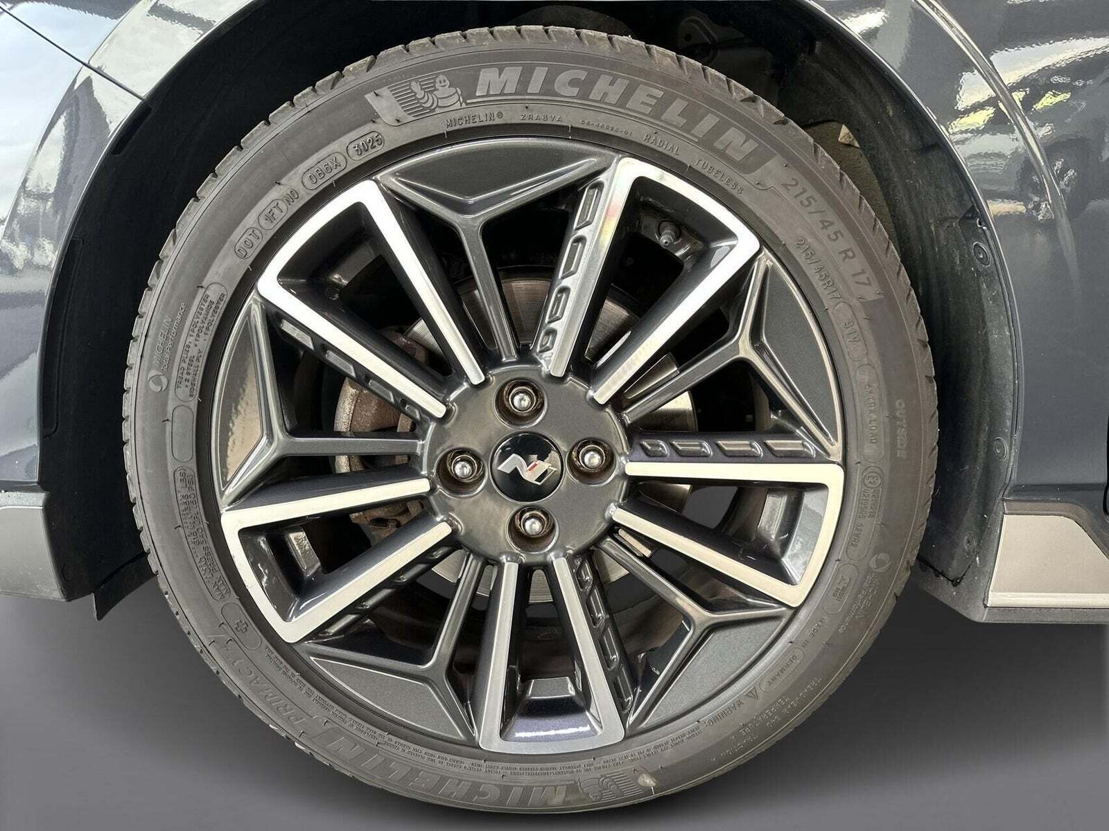 Grå Hyundai i20 fra 2022