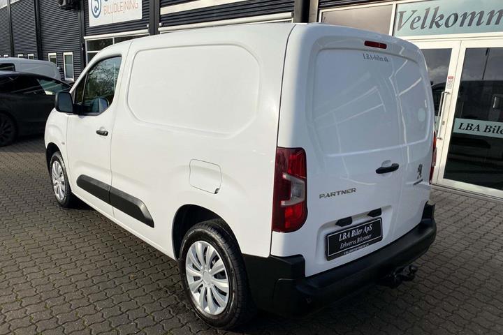 Hvid Peugeot Partner fra 2021