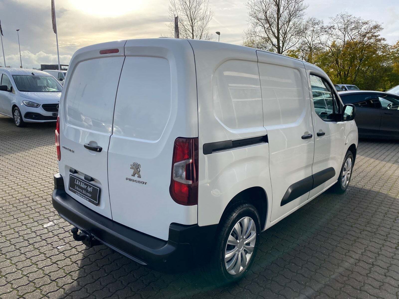 Hvid Peugeot Partner fra 2021