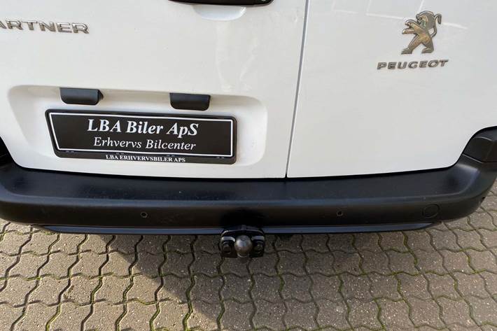 Hvid Peugeot Partner fra 2021 set udefra