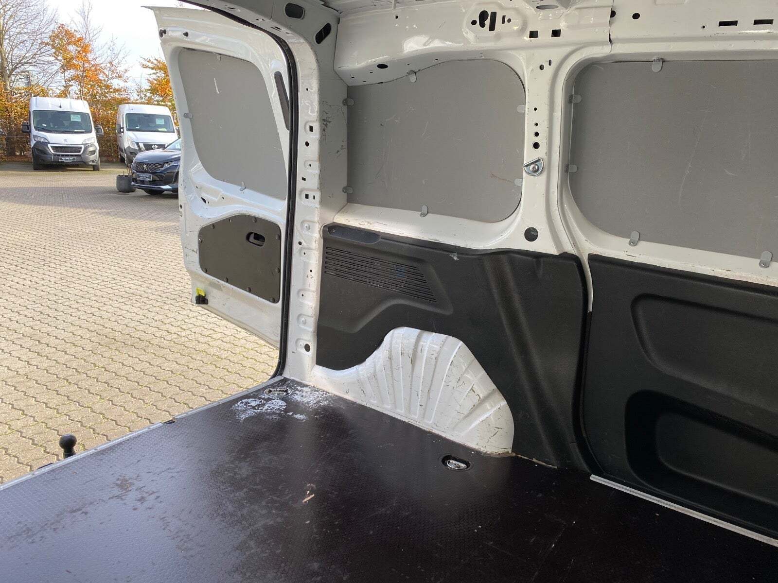 Hvid Peugeot Partner fra 2021