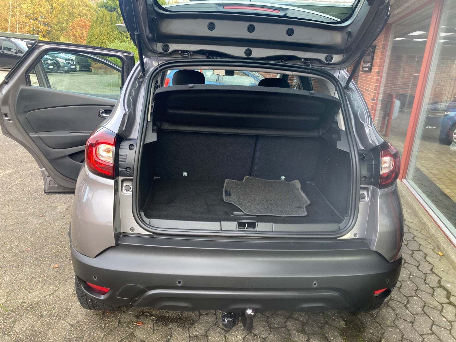 Grå Renault Captur fra 2018