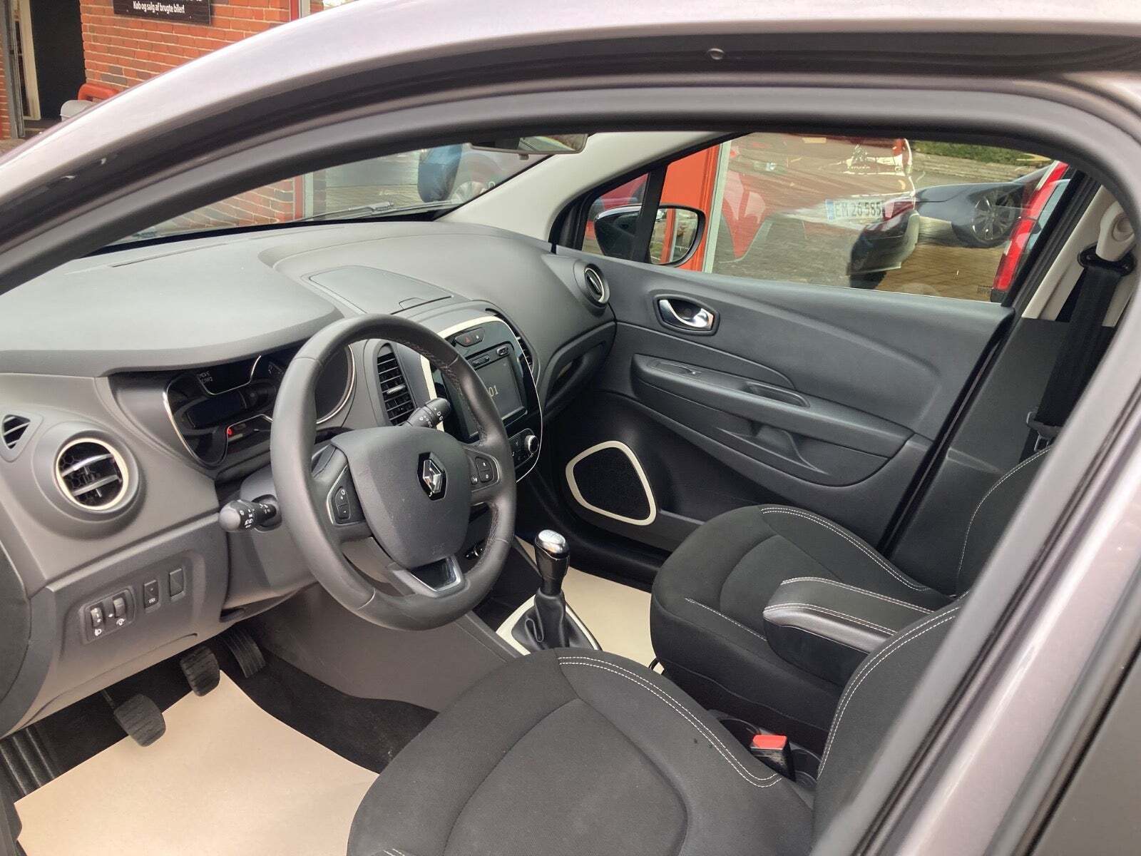 Grå Renault Captur fra 2018
