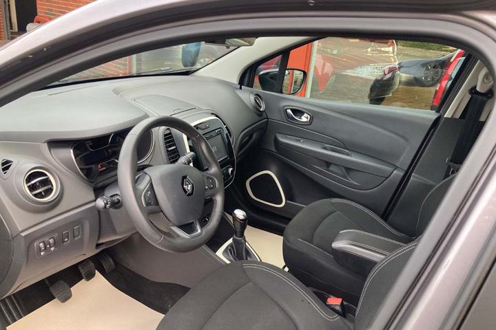 Grå Renault Captur fra 2018