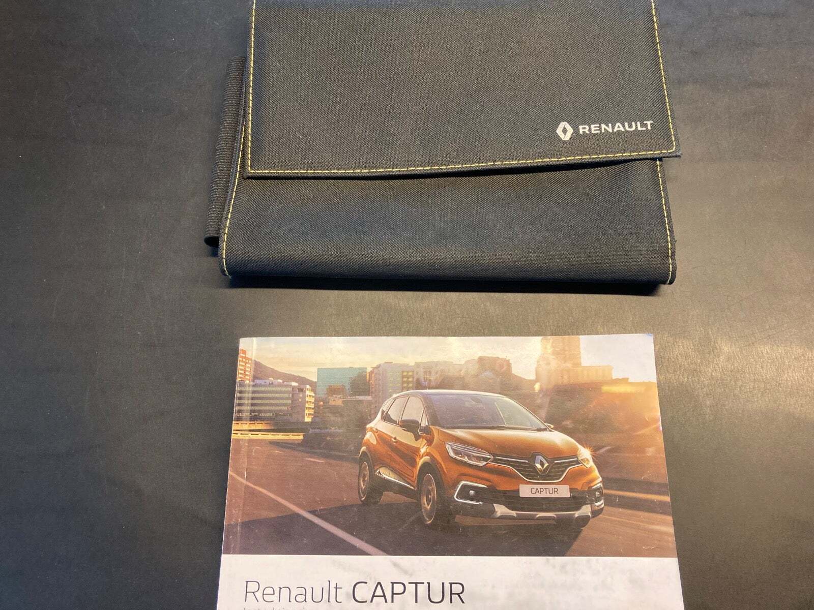 Grå Renault Captur fra 2018
