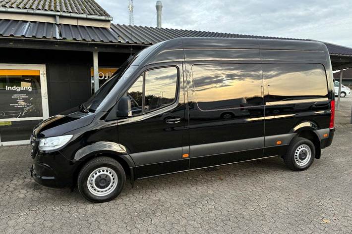Sort Mercedes Sprinter 215 fra 2023