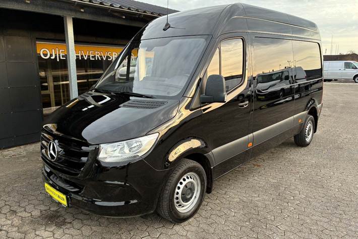 Sort Mercedes Sprinter 215 fra 2023 set udefra