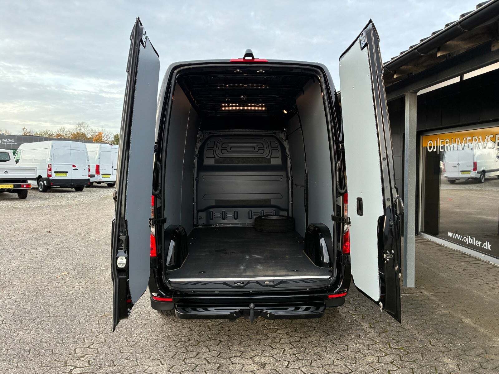 Sort Mercedes Sprinter 215 fra 2023