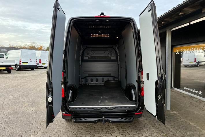 Sort Mercedes Sprinter 215 fra 2023 set udefra