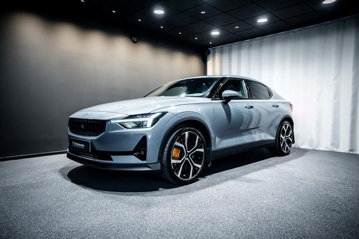 Grå Polestar 2 fra 2021 set udefra
